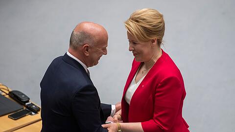 Franziska Giffey (r.) beglückwünscht Kai Wegner zur Wahl.