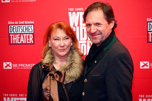 Petra Auer mit Ehemann Winfried Frey, ebenfalls Schauspieler,  2022 bei der Weltpremiere der Neuinszenierung des Musicals West Side Story im Deutschen Theater.