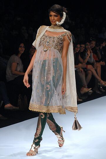 Fashion Week in der indischen Hafenmetropole Mumbai: Manche Kreationen sehen aus, als kämen sie von einem anderen Planeten. Der Stil bewegt sich in gewagter Weise zwischen Lady Gaga, Star Wars und Minnie Maus.