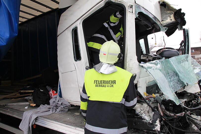 Schwerer Lkw-Unfall auf der A8 bei Frasdorf: Ein Lastwagen war in ein liegengebliebenes Fahrzeug gerast. Die Bilder.
