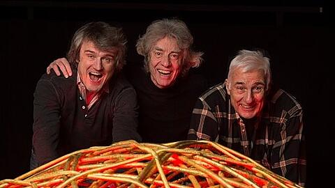 Dirigent Ingo Metzmacher, Dieter Dorn und der Bühnenbildner Jürgen Rose (von links) mit dem Wollknäuel der Nornen.