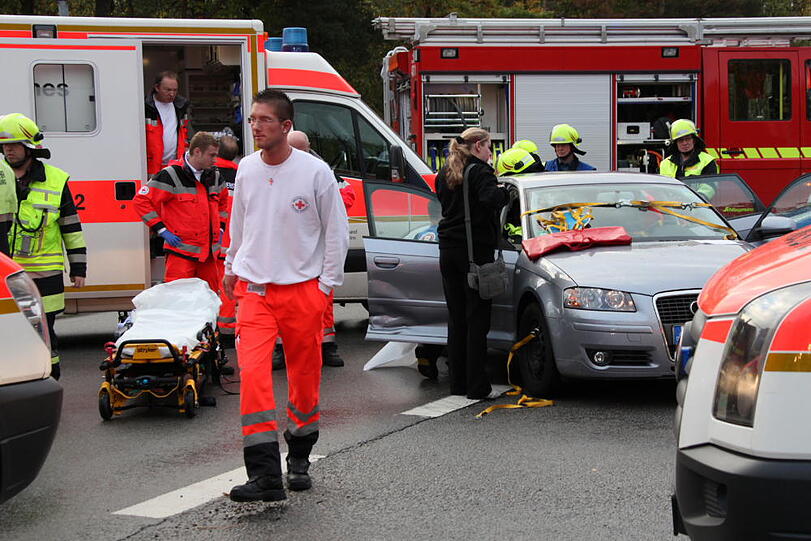Unfall auf einer Kreuzung in Waldkraiburg. Eine Person wurde im Fahrzeug eingeschlossen und musste von der Feuerwehr befreit werden. Die Bilder vom Unfallort.