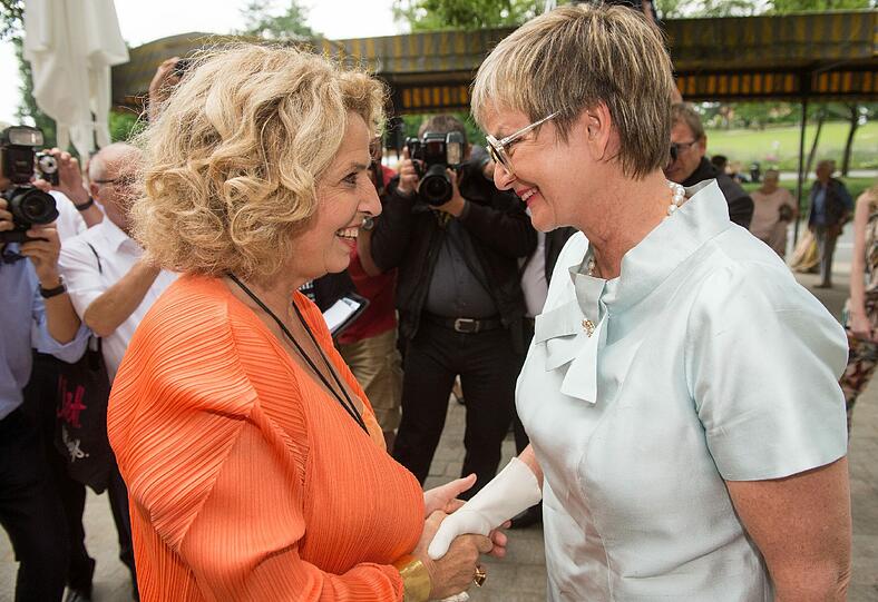 Gloria Prinzessin von Thurn und Taxis (r) begrüßt die Schauspielerin Michaela May
