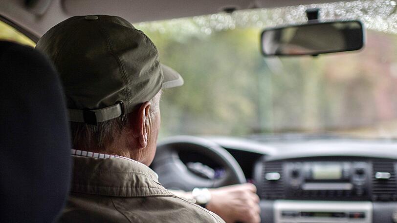 Viele Senioren fühlen sich hinter dem Steuer nicht sicher und geben ihren Führerschein ab.