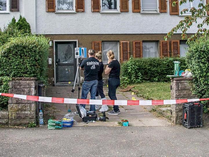 Mitarbeiter der Spurensicherung am Tatort, wo der Polizeieinsatz stattgefunden hat.