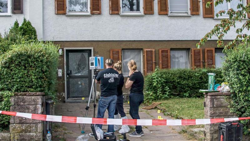 Mitarbeiter der Spurensicherung am Tatort, wo der Polizeieinsatz stattgefunden hat. Mitarbeiter der Spurensicherung am Tatort, wo der Polizeieinsatz stattgefunden hat.