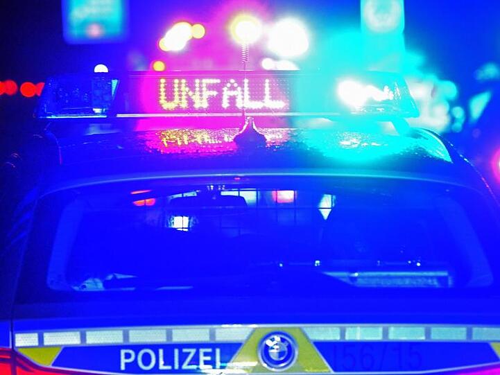 Ein Polizeiauto warnt vor einem Unfall. Foto: Stefan Puchner/dpa/Archivbild