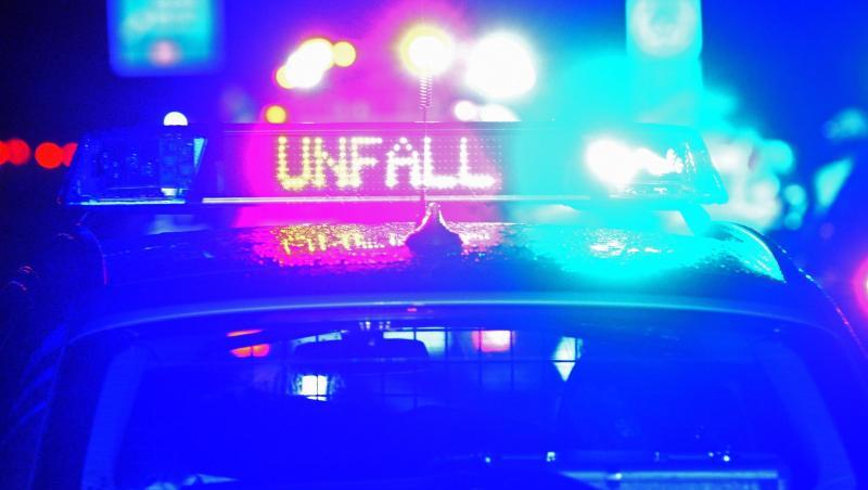 Ein Polizeiauto warnt vor einem Unfall. Foto: Stefan Puchner/dpa/Archivbild Ein Polizeiauto warnt vor einem Unfall. Foto: Stefan Puchner/dpa/Archivbild