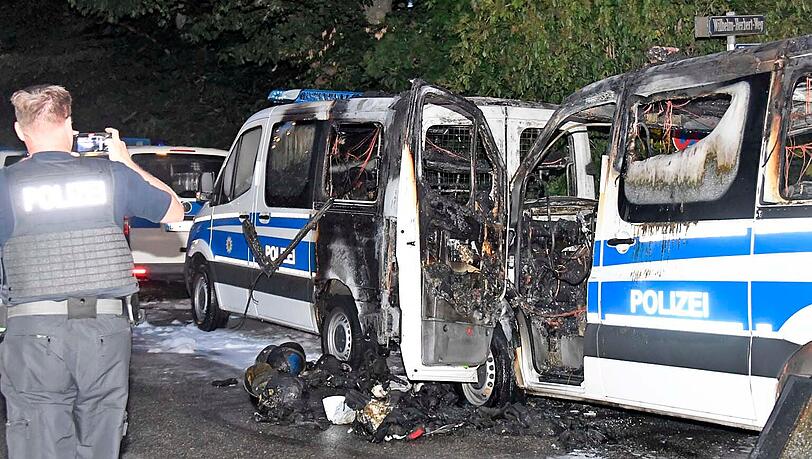 Die Fahndung nach dem Täter oder den Tätern verlief bislang erfolglos. Die Fahndung nach dem Täter oder den Tätern verlief bislang erfolglos.