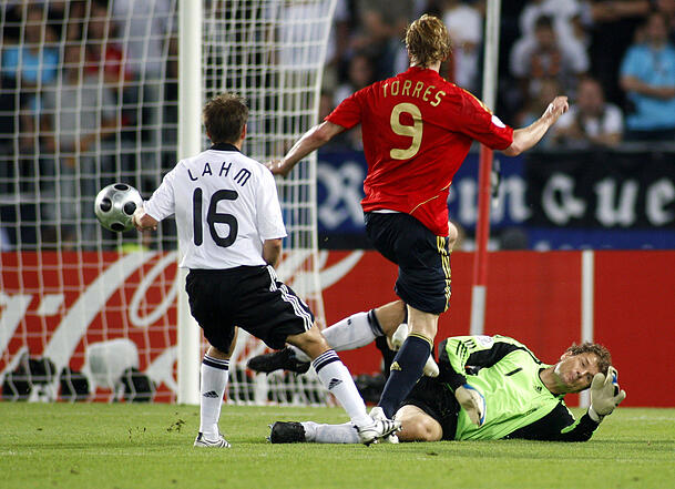 Auch für die Größten lief nicht immer alles rund: Im EM-Finale 2008 ließ sich Philipp Lahm beim Siegtreffer von Fernando Torres düpieren.