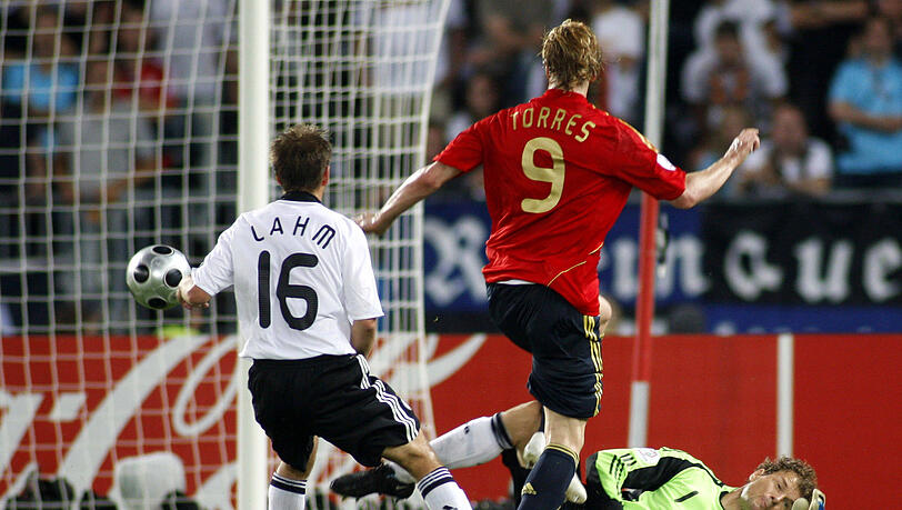Auch für die Größten lief nicht immer alles rund: Im EM-Finale 2008 ließ sich Philipp Lahm beim Siegtreffer von Fernando Torres düpieren. Auch für die Größten lief nicht immer alles rund: Im EM-Finale 2008 ließ sich Philipp Lahm beim Siegtreffer von Fernando Torres düpieren.