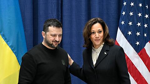 Wolodymyr Selenskyj (l), Präsident der Ukraine, nimmt an einer Pressekonferenz mit US-Vizepräsidentin Kamala Harris (r) während der Münchner Sicherheitskonferenz im Hotel Bayerischer Hof in München teil.