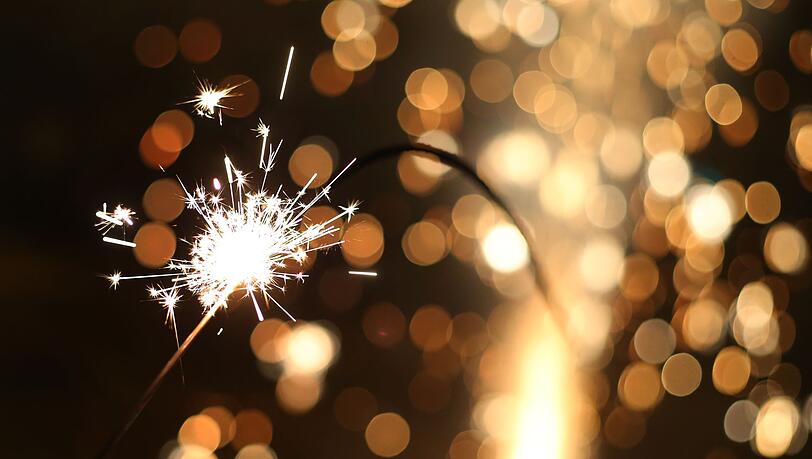 An Silvester schön, im Treppenhaus eine Gefahr: In einem Hochhaus wurden Grillanzünder und Wunderkerzen verteilt und sorgten für einen Feuerwehreinsatz. (Symbolbild) An Silvester schön, im Treppenhaus eine Gefahr: In einem Hochhaus wurden Grillanzünder und Wunderkerzen verteilt und sorgten für einen Feuerwehreinsatz. (Symbolbild)