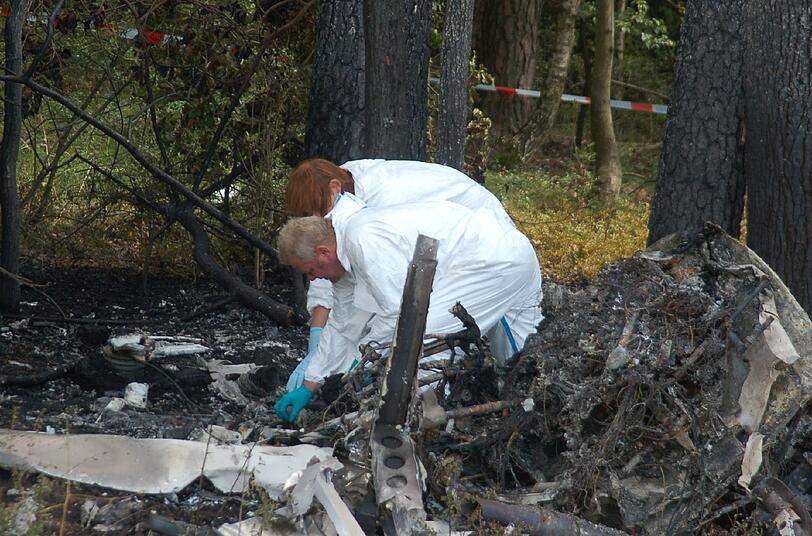 Flugzeug-Unglück in Coburg: Vier Menschen sind bei einem Absturz einer Propellermaschine ums Leben gekommen. Sie waren am frühen Sonntagmorgen zu einem Rundflug über Coburg gestartet &ndash; doch der Ausflug endete mit einer
Tragödie.