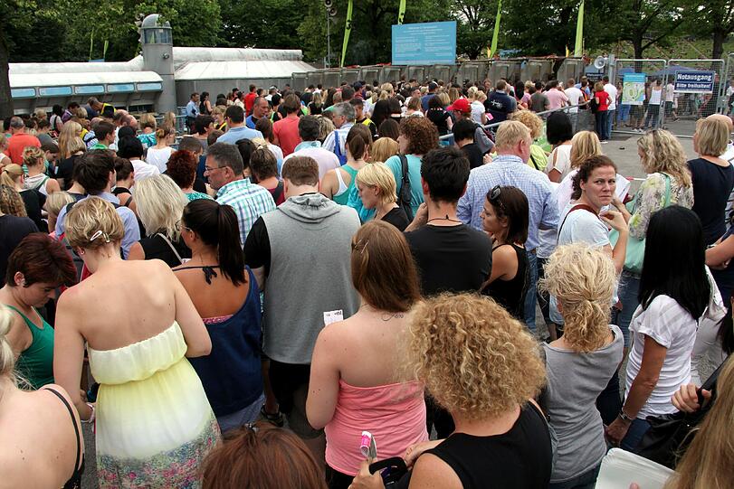 Warten auf Robbie Williams. Schon lange vor dem Konzert strömen die Fans zum Olympiazentrum. Die Bilder.