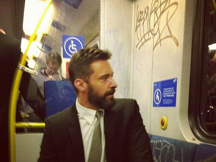 Hugh Jackman verzichtet auf Luxus und reist im öffentlichen Nahverkehr