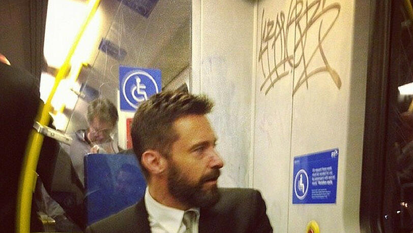 Hugh Jackman verzichtet auf Luxus und reist im öffentlichen Nahverkehr Hugh Jackman verzichtet auf Luxus und reist im öffentlichen Nahverkehr