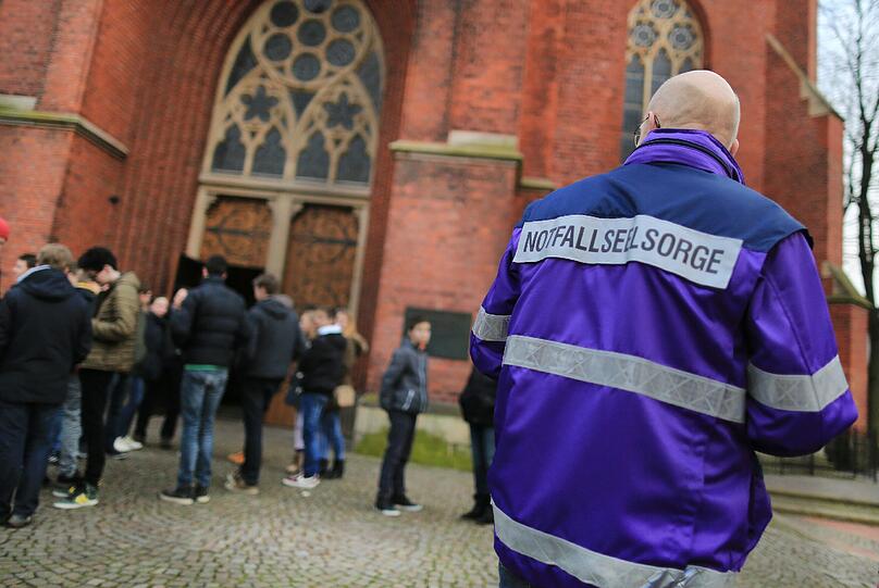 Notfallseelsorger wie hier in Haltern, kümmern sich um die psychischen Folgen bei traumatisierten Opfern oder Angehörigen.
