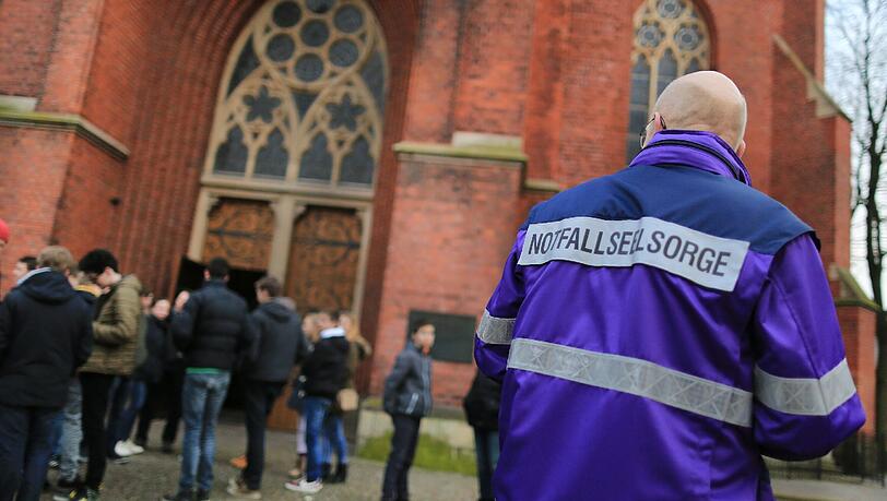Notfallseelsorger wie hier in Haltern, kümmern sich um die psychischen Folgen bei traumatisierten Opfern oder Angehörigen. Notfallseelsorger wie hier in Haltern, kümmern sich um die psychischen Folgen bei traumatisierten Opfern oder Angehörigen.