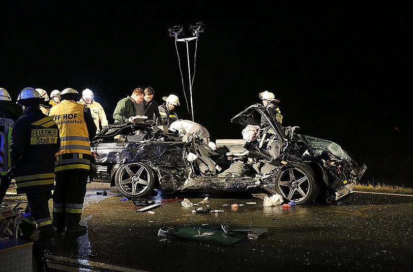 Der BMW geriet in den Gegenverkehr und prallt dort frontal mit einem Auto zusammen. Dieses wurde in den angrenzenden Graben geschleudert.