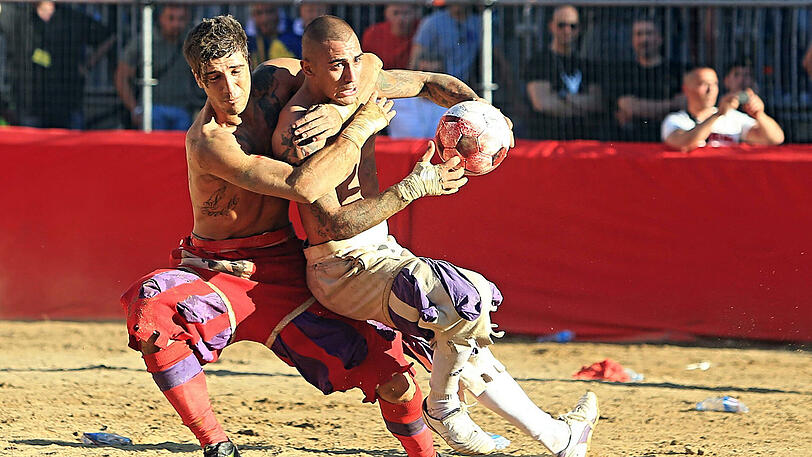 Der Spielball wird hier ganz schnell zur Nebensache - Schläge und Tritte sind hier ausdrücklich erlaubt. Die Biler vom Calcio Storico in Florenz.