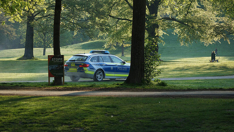 Eine Polizeistreife am Monopteros im Englischen Garten. (Archivbild)