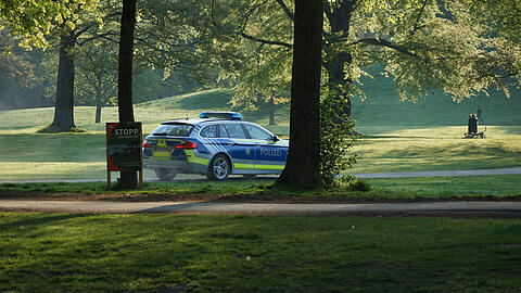Eine Polizeistreife am Monopteros im Englischen Garten. (Archivbild)