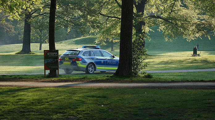 Eine Polizeistreife am Monopteros im Englischen Garten. (Archivbild)