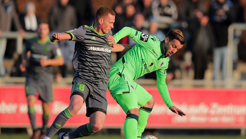 Nico Karger vom TSV 1860 (r.) im Zweikampf mit Nico Rinderknecht vom FC Ingolstadt. Nico Karger vom TSV 1860 (r.) im Zweikampf mit Nico Rinderknecht vom FC Ingolstadt.