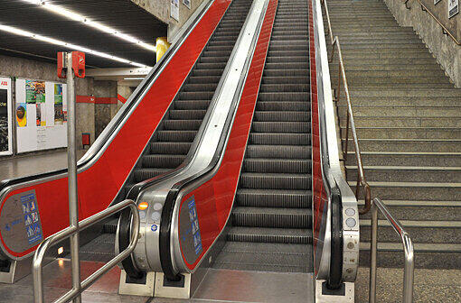Am Sendlinger Tor stürze ein Betrunkener auf der Rolltreppe und verletzte sich schwer.