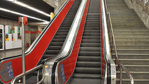 Am Sendlinger Tor stürze ein Betrunkener auf der Rolltreppe und verletzte sich schwer. Am Sendlinger Tor stürze ein Betrunkener auf der Rolltreppe und verletzte sich schwer.