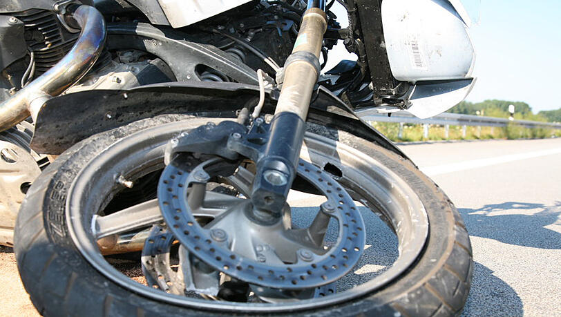 Der 23-Jährige verliert die Kontrolle über sein Motorrad und stürzt schwer. (Symbolbild) Der 23-Jährige verliert die Kontrolle über sein Motorrad und stürzt schwer. (Symbolbild)