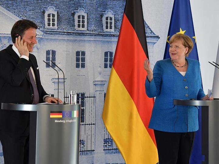 Bundeskanzlerin Angela Merkel (CDU) und Giuseppe Conte, Ministerpräsident von Italien, scherzen während einer Pressekonferenz auf Schloss Meseberg.