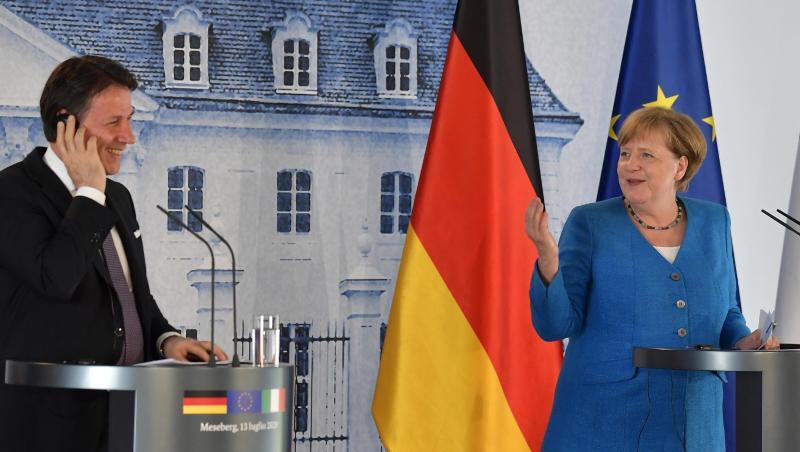 Bundeskanzlerin Angela Merkel (CDU) und Giuseppe Conte, Ministerpräsident von Italien, scherzen während einer Pressekonferenz auf Schloss Meseberg. Bundeskanzlerin Angela Merkel (CDU) und Giuseppe Conte, Ministerpräsident von Italien, scherzen während einer Pressekonferenz auf Schloss Meseberg.