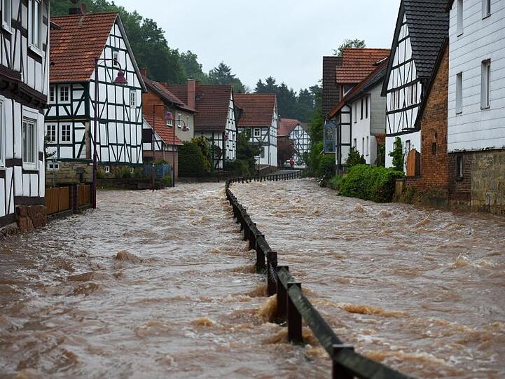 Die Losse, die normalerweise rechts fließt, ist im hessischen Kaufungen über die Ufer getreten.