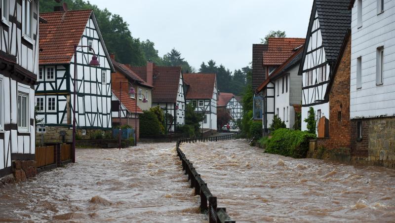Die Losse, die normalerweise rechts fließt, ist im hessischen Kaufungen über die Ufer getreten. Die Losse, die normalerweise rechts fließt, ist im hessischen Kaufungen über die Ufer getreten.