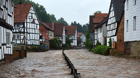 Die Losse, die normalerweise rechts fließt, ist im hessischen Kaufungen über die Ufer getreten.