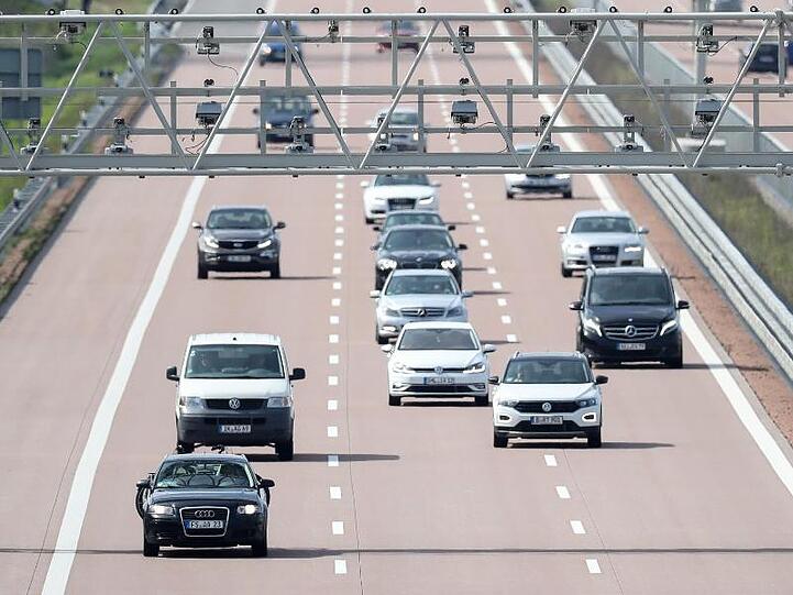 Wird vorerst nicht mehr gebraucht: Mautbrücke auf der Autobahn A9.