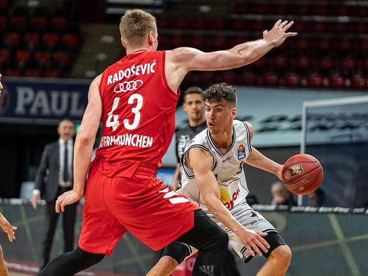 Bayern-Spieler Leon Radosevic (M) versperrt Aleksa Kovacevic von den Merlins Crailsheim den Weg.
