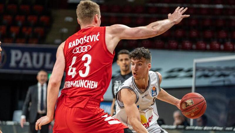 Bayern-Spieler Leon Radosevic (M) versperrt Aleksa Kovacevic von den Merlins Crailsheim den Weg. Bayern-Spieler Leon Radosevic (M) versperrt Aleksa Kovacevic von den Merlins Crailsheim den Weg.