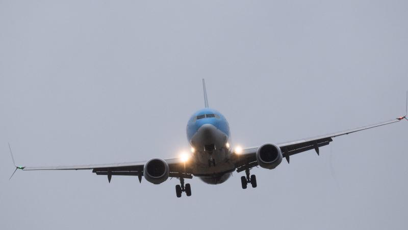 Passagiere am Flughafen sollten sich wegen der Corona-Kontrollen auf längere Wartezeiten einstellen. (Symbolbild)