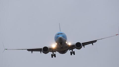 Passagiere am Flughafen sollten sich wegen der Corona-Kontrollen auf längere Wartezeiten einstellen. (Symbolbild)