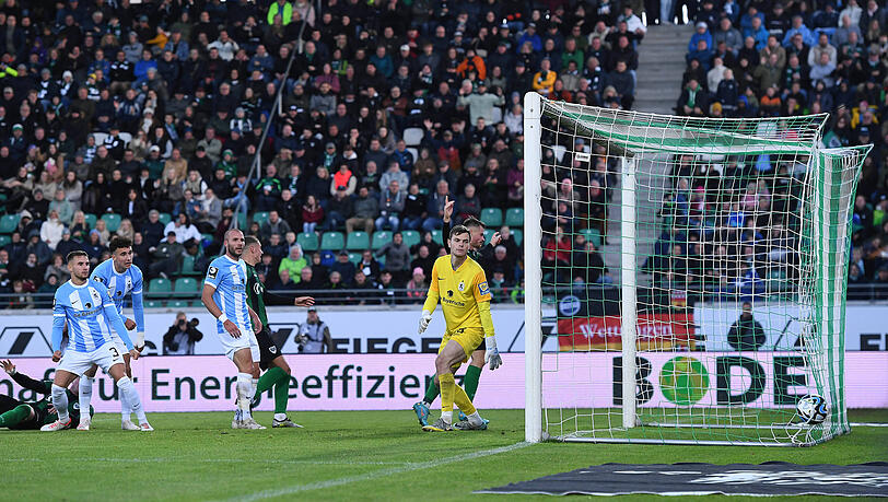 Und dann war Richter doch geschlagen: Nach einer Standardsituation stellte Verteidiger Simon Scherder auf 1:1. Und dann war Richter doch geschlagen: Nach einer Standardsituation stellte Verteidiger Simon Scherder auf 1:1.