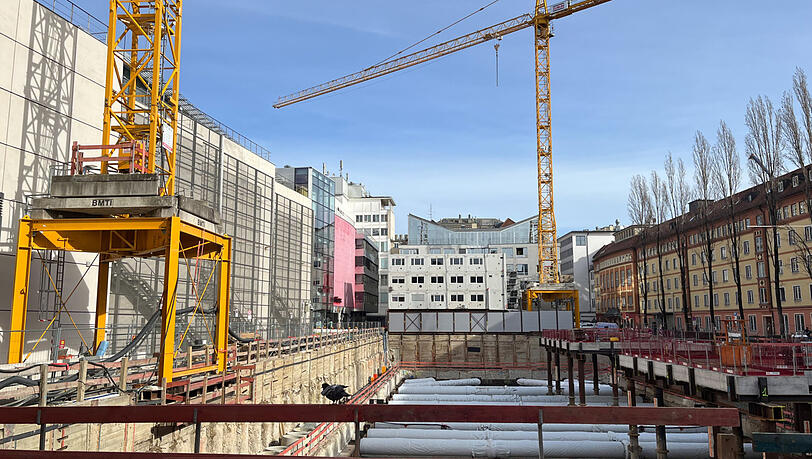 So haben Bauarbeiter die Baustelle an der Adolf-Kolping-Straße hinterlassen. Die Grube erinnert ans "Sendlinger Loch" – ebenfalls eine tote Baustelle.