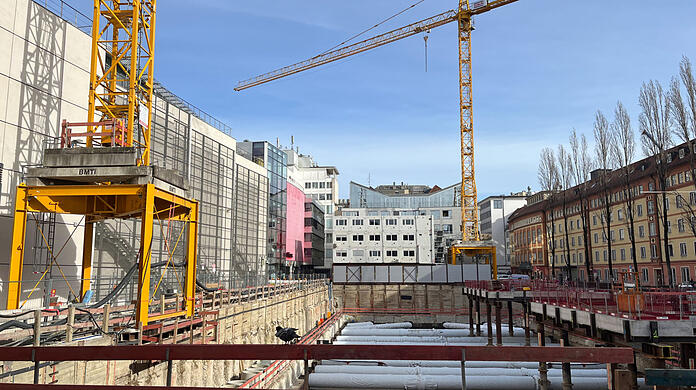 Dus Bauerbeiter sterft Baustelle aan de Adolf-Kolping-Straße achterlassen.  Die Grube herinnert zich ans "Sendlinger Loch" – ebenfalls een tote Baustelle.