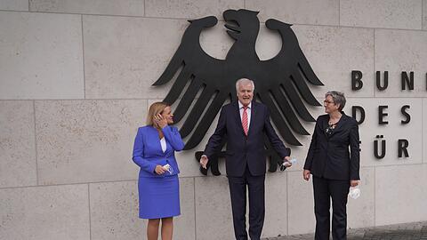 Horst Seehofer (CSU) war als Bundesinnenminister auch für Bau zuständig. Am 8. Dezember 2021 übergab er das Amt an zwei Politikerinnen der SPD. Nancy Faeser wurde Bundesinnenministerin. Klara Geywitz übernahm das neu geschaffene Bauministerium. (Archivfoto)