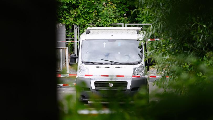 Das Fluchtfahrzeug wurde am Mittag abgeschleppt.