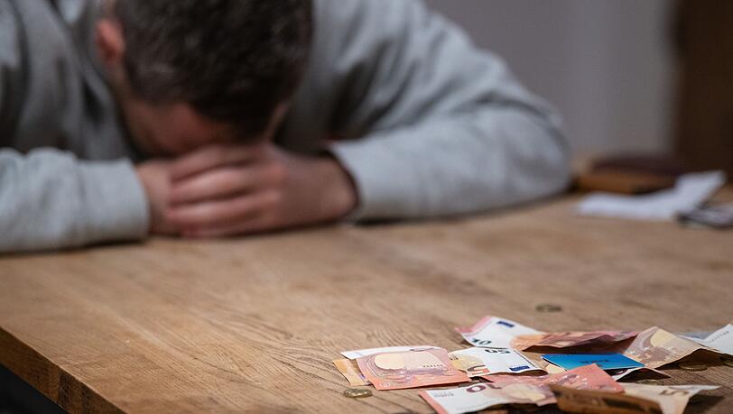 Überschuldet ist, wer seinen finanziellen Verpflichtungen dauerhaft nicht mehr nachkommen kann.