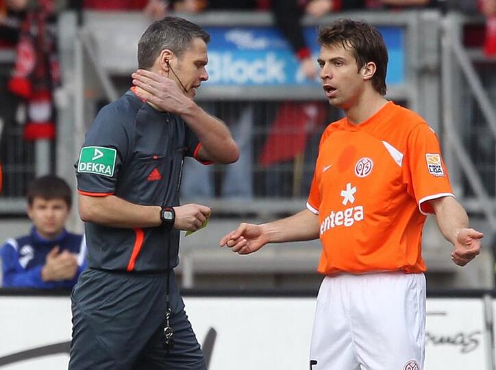 Schiedsrichter Weiner (l) schickt den Mainzer Andreas Ivanschitz vom Platz