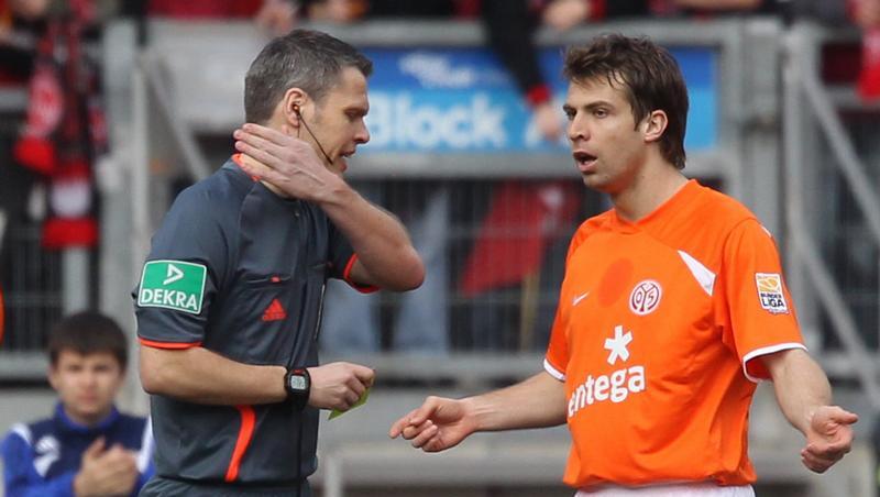 Schiedsrichter Weiner (l) schickt den Mainzer Andreas Ivanschitz vom Platz